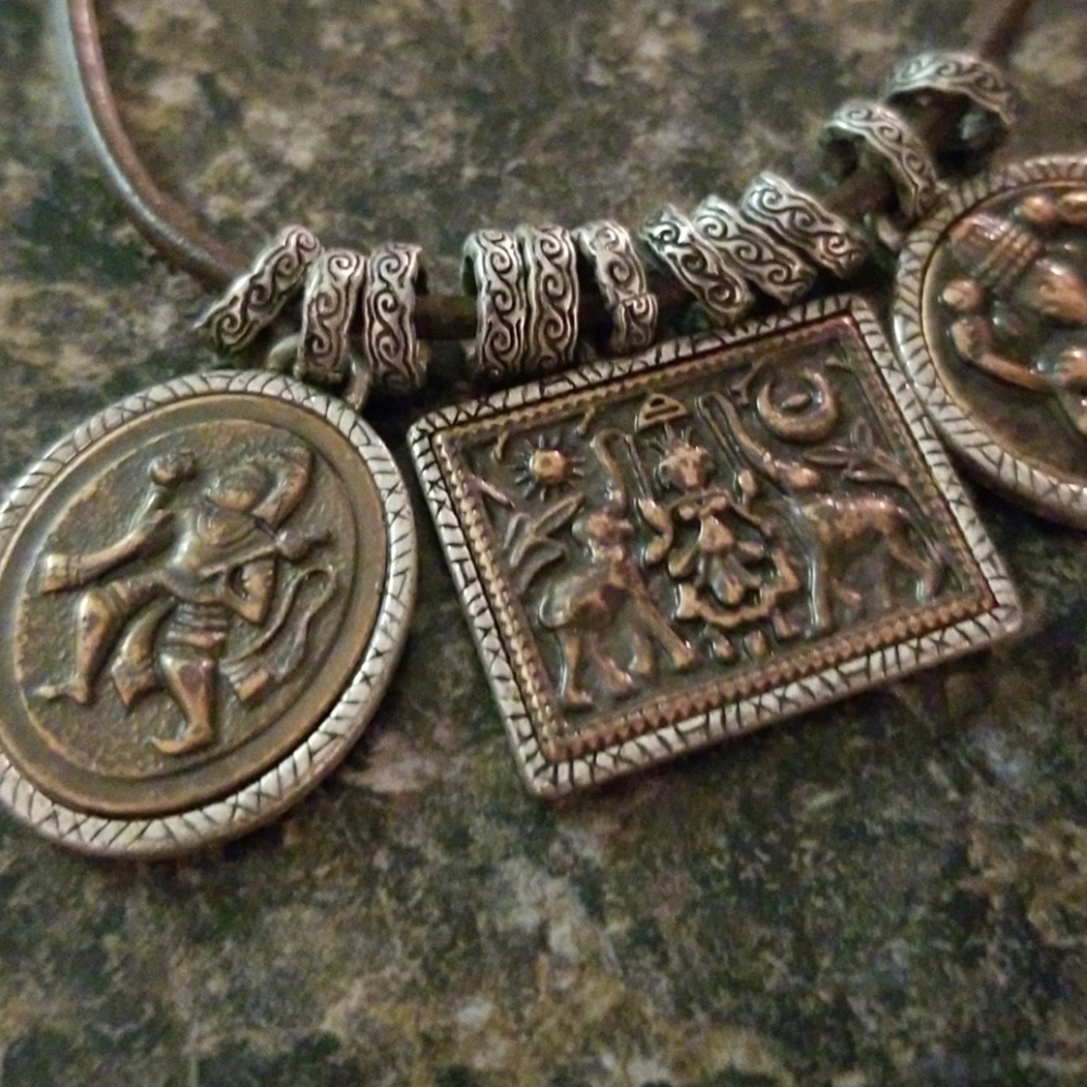 Antique-Inspired Silver Pendant Necklace - Picture 4 of 7